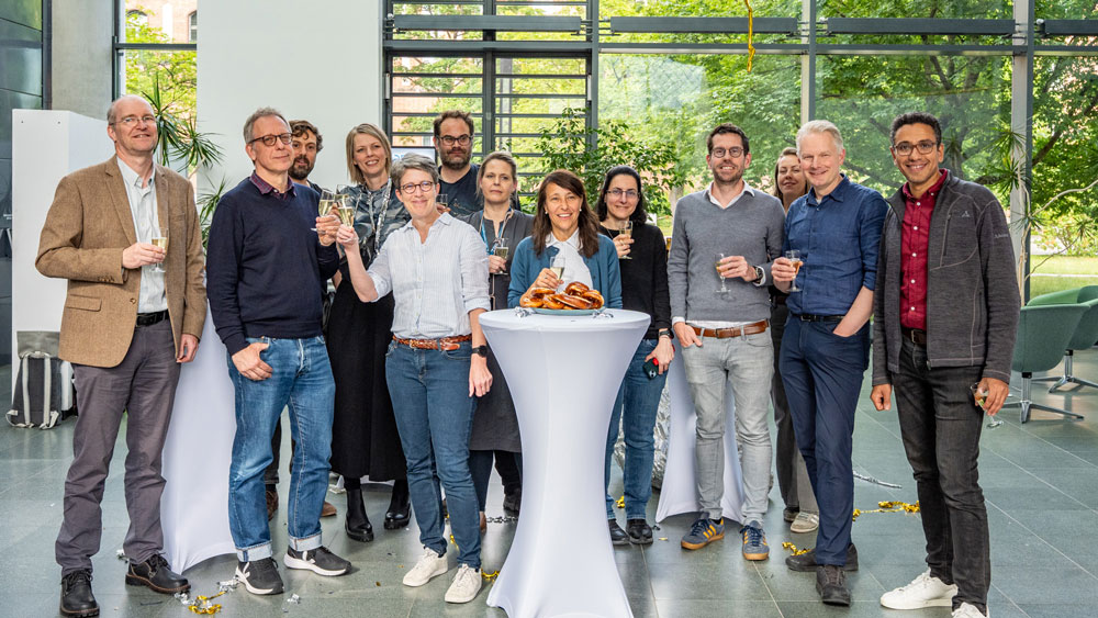 Auf dem Gruppenbild sieht man Personen, die am Excelenzcluster ImmunoPreCept beteiligt sind. Sie die feiern die Zusage des Excellenzclusters.